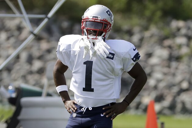 El wide receiver de los Patriots de Nueva Inglaterra, Antonio Brown, toma una pausa durante un entrenamiento con el equipo de la NFL, el miércoles 11 de septiembre de 2019, en Foxborough, Massachusetts. (AP Foto/Steven Senne)