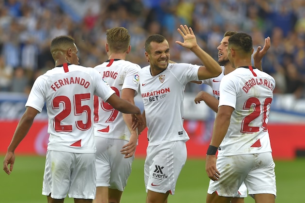 Sevilla's Spanish midfielder Joan Jordan (C) celebrates with teammates after scoring a goal during the Spanish league football match Deportivo Alaves against Sevilla FC at the Mendizorrotza stadium in Vitoria on September 15, 2019. (Photo by ANDER GILLENEA / AFP)        (Photo credit should read ANDER GILLENEA/AFP/Getty Images)