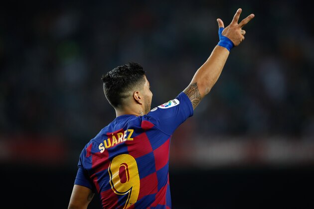 BARCELONA, SPAIN - SEPTEMBER 14:  Luis Suarez of FC Barcelona celebrates scoring his side's 5th goal during the Liga match between FC Barcelona and Valencia CF at Camp Nou on September 14, 2019 in Barcelona, Spain. (Photo by Eric Alonso/MB Media/Getty Images)