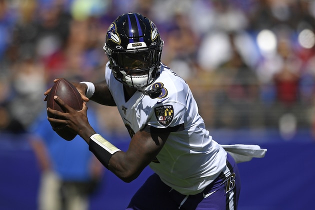 Lamar Jackson, quarterback de los Ravens de Baltimore, busca un receptor en el duelo ante los Cardinals de Arizona, el domingo 15 de septiembre de 2019 (AP Foto/Nick Wass)