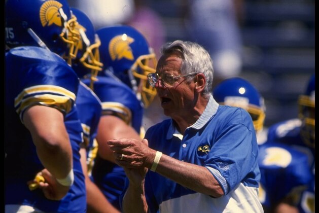 6 Nov 1995: UNIVERSITY OF SAN JOSE HEAD COACH JOHN RALSTON TALKS TO HIS PLAYERS ON THE SIDELINE DURING THE SPARTANS 47-33 LOSS TO THE STANFORD CARDINAL AT SPARTAN STADIUM IN SAN JOSE, California.