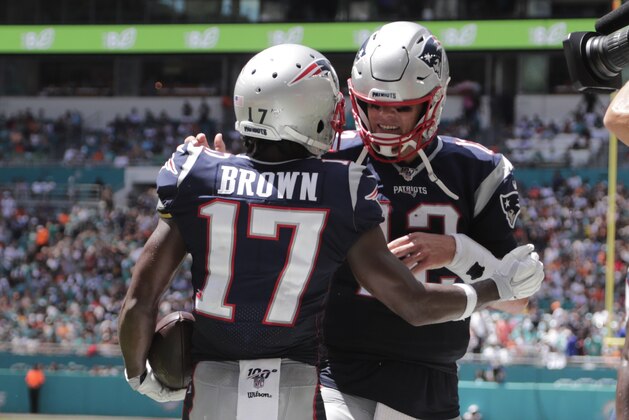 El quarterback de los Patriotas de Nueva Inglaterra Tom Brady y el wide receiver Antonio Brown celebran después del touchdown de Brown en la primera mitad del juego ante los Dolphins de Miami, el domingo 15 de septiembre de 2019, en Miami Gardens, Florida. (AP Foto/Lynne Sladky)