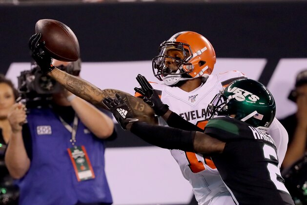 EAST RUTHERFORD, NEW JERSEY - SEPTEMBER 16:  Odell Beckham Jr. #13 of the Cleveland Browns makes a catch as Nate Hairston #21 of the New York Jets defends in the first quarter at MetLife Stadium on September 16, 2019 in East Rutherford, New Jersey. (Photo by Elsa/Getty Images)