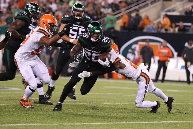 EAST RUTHERFORD, NEW JERSEY - SEPTEMBER 16: Le'Veon Bell #26 of the New York Jets runs against Denzel Ward #21 of the Cleveland Browns during their game at MetLife Stadium on September 16, 2019 in East Rutherford, New Jersey. (Photo by Al Bello/Getty Images) EAST RUTHERFORD, NEW JERSEY - SEPTEMBER 16: Le'Veon Bell #26 of the New York Jets runs against Denzel Ward #21 of the Cleveland Browns during their game at MetLife Stadium on September 16, 2019 in East Rutherford, New Jersey. (Photo by Al Bello/Getty Images)