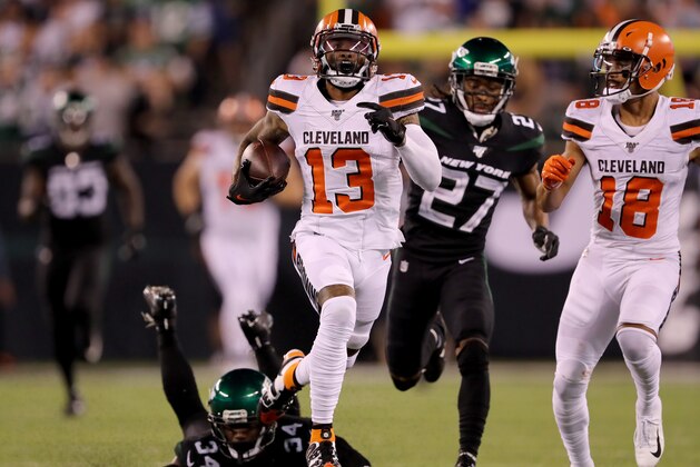 EAST RUTHERFORD, NEW JERSEY - SEPTEMBER 16:  Odell Beckham Jr. #13 of the Cleveland Browns breaks free from Brian Poole #34 and Darryl Roberts #27 of the New York Jets to run the ball 89 yards in for the touchdown in the third quarter at MetLife Stadium on September 16, 2019 in East Rutherford, New Jersey. (Photo by Elsa/Getty Images)