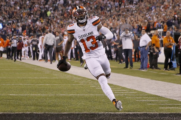 EAST RUTHERFORD, NEW JERSEY - SEPTEMBER 16:  Odell Beckham Jr. #13 of the Cleveland Browns scores a touchdown in the third quarter against the New York Jets at MetLife Stadium on September 16, 2019 in East Rutherford, New Jersey. (Photo by Elsa/Getty Images)