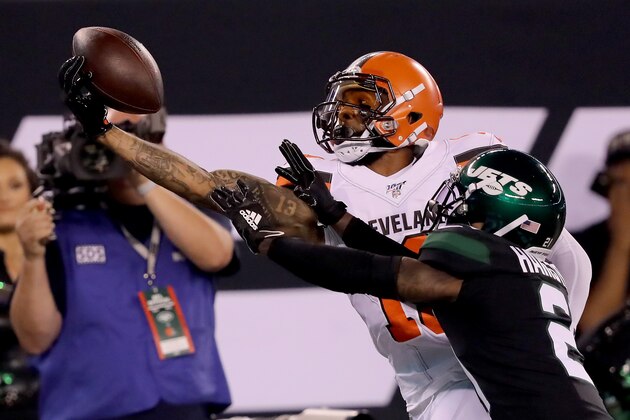 EAST RUTHERFORD, NEW JERSEY - SEPTEMBER 16:  Odell Beckham Jr. #13 of the Cleveland Browns makes a catch as Nate Hairston #21 of the New York Jets defends in the first quarter at MetLife Stadium on September 16, 2019 in East Rutherford, New Jersey. (Photo by Elsa/Getty Images)