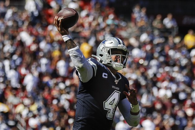 El quarterback de los Cowboys de Dallas Dak Prescott lanza un pase en la primera mitad del juego ante los Redskins de Washington, el domingo 15 de septiembre de 2019, en Landover, Maryland. (AP Foto/Evan Vucci)