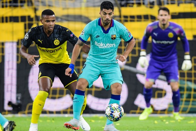 (L-R) Manuel Akanji of Borussia Dortmund, Luis Suarez of FC Barcelona during the UEFA Champions League group F match between Borussia Dortmund and FC Barcelona at at the BVB stadium on September 17, 2019 in Dortmund, Germany(Photo by VI Images via Getty Images)