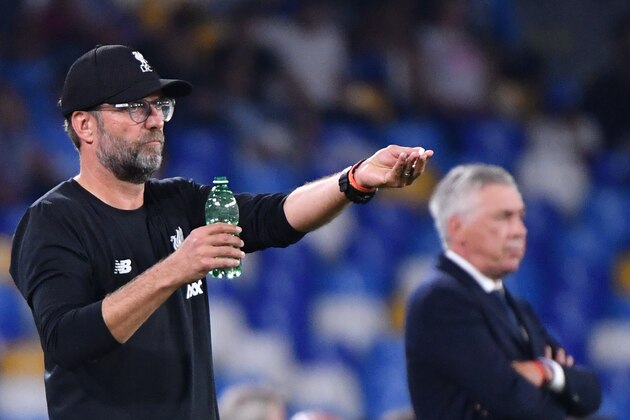 Liverpool's German manager Jurgen Klopp (L) gives instructions during the UEFA Champions League Group E football match Napoli vs Liverpool on September 17, 2019 at the San Paolo stadium in Naples. (Photo by Alberto PIZZOLI / AFP)        (Photo credit should read ALBERTO PIZZOLI/AFP/Getty Images)