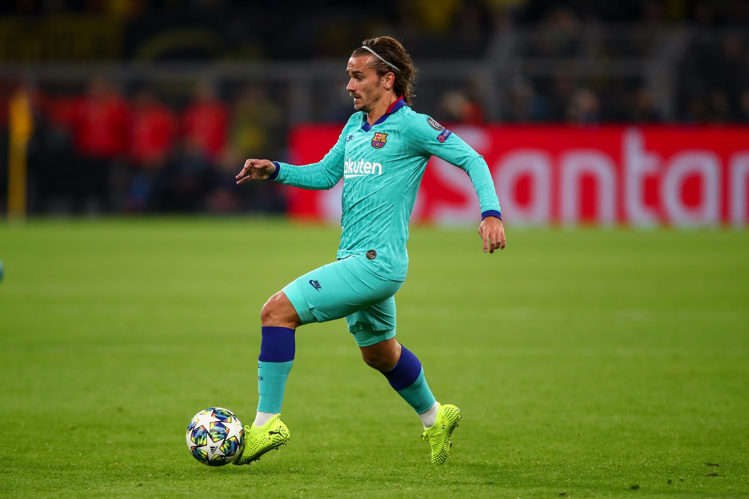 DORTMUND, GERMANY - SEPTEMBER 17: Antoine Griezmann of FC Barcelona during the UEFA Champions League group F match between Borussia Dortmund and FC Barcelona at Signal Iduna Park on September 17, 2019 in Dortmund, Germany. (Photo by Robbie Jay Barratt - AMA/Getty Images) DORTMUND, GERMANY - SEPTEMBER 17: Antoine Griezmann of FC Barcelona during the UEFA Champions League group F match between Borussia Dortmund and FC Barcelona at Signal Iduna Park on September 17, 2019 in Dortmund, Germany. (Photo by Robbie Jay Barratt - AMA/Getty Images)
