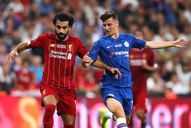ISTANBUL, TURKEY - AUGUST 14: Mohamed Salah of Liverpool in action with Mason Mount of Chelsea during the UEFA Super Cup match between Liverpool and Chelsea at Vodafone Park on August 14, 2019 in Istanbul, Turkey. (Photo by Chris Brunskill/Fantasista/Getty Images)