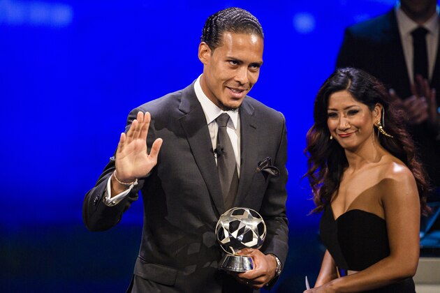 MONACO, MONACO - AUGUST 29: Virgil Van Dijk (of Netherlands and Liverpool FC) (L) waves with the 2018/19 UEFA Player's of the Year Trophy and best defender during the Kick-Off 2019/2020 - UEFA Champions League Draw on August 29, 2019 in Monaco, Monaco. (Photo by Eurasia Sport Images/Getty Images) MONACO, MONACO - AUGUST 29: Virgil Van Dijk (of Netherlands and Liverpool FC) (L) waves with the 2018/19 UEFA Player's of the Year Trophy and best defender during the Kick-Off 2019/2020 - UEFA Champions League Draw on August 29, 2019 in Monaco, Monaco. (Photo by Eurasia Sport Images/Getty Images)
