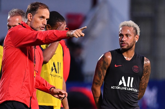 Paris Saint-Germain's German head coach Thomas Tuchel (L) speaks with Paris Saint-Germain's Brazilian forward Neymar (C) during a training session in Shenzhen on August 1, 2019, ahead of the French Trophy of Champions football match between Rennes and Paris Saint-Germain. (Photo by FRANCK FIFE / AFP)        (Photo credit should read FRANCK FIFE/AFP/Getty Images)