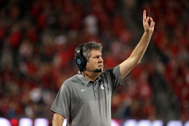 TUCSON, AZ - OCTOBER 28: Head coach Mike Leach of the Washington State Cougars gestures during the first half of the college football game against the Arizona Wildcats at Arizona Stadium on October 28, 2017 in Tucson, Arizona. (Photo by Chris Coduto/Getty Images)