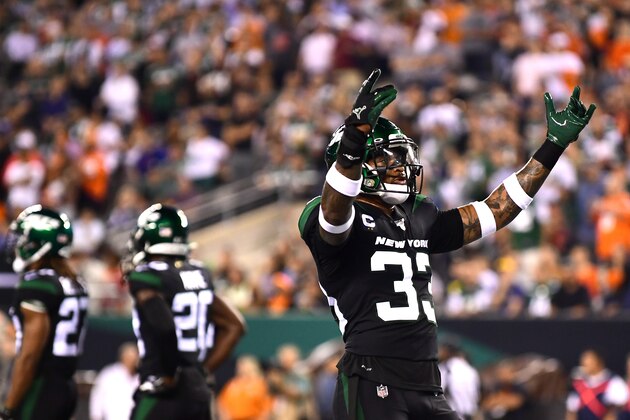 EAST RUTHERFORD, NEW JERSEY - SEPTEMBER 16: Jamal Adams #33 of the New York Jets urges the crowd to cheer during their game against the Cleveland Browns at MetLife Stadium on September 16, 2019 in East Rutherford, New Jersey. (Photo by Emilee Chinn/Getty Images)