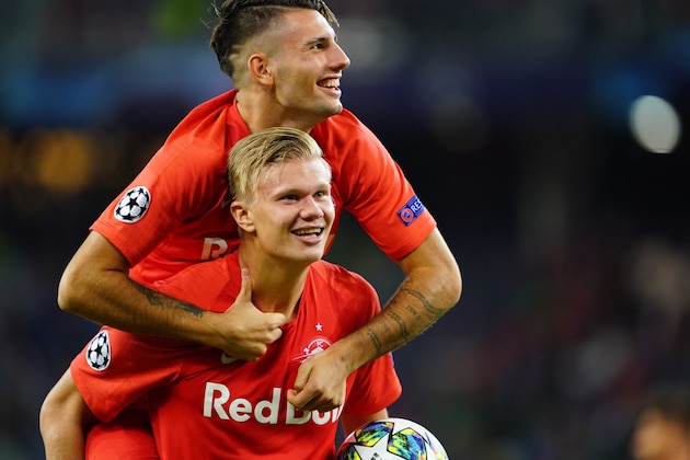 SALZBURG, AUSTRIA - SEPTEMBER 17: Dominik Szoboszlai of Salzburg and Erling Braut Haaland of Salzburg celebrate the victory during the Group E UEFA Champions  League match between Red Bull Salzburg and KRC Genk at Red Bull Arena on September 17, 2019 in Salzburg, Austria. (Photo by Michael Molzar/SEPA.Media /Getty Images)