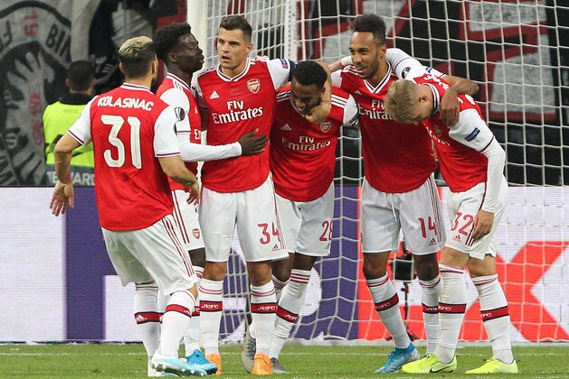 Arsenal's players celebrate after English midfielder Joe Willock scored the opening goal during the UEFA Europa League Group F football match Eintracht Frankfurt v Arsenal in Frankfurt am Main, western Germany, on September 19, 2019. (Photo by Daniel ROLAND / AFP)        (Photo credit should read DANIEL ROLAND/AFP/Getty Images)
