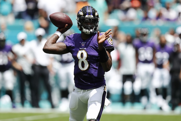 El quarterback de los Ravens de Baltimore, Lamar Jackson (8), lanza un pase durante la primera mitad de un juego de la NFL contra los Dolphins de Miami, el domingo 8 de septiembre de 2019, en Miami Gardens, Florida. (AP Foto/Brynn Anderson)