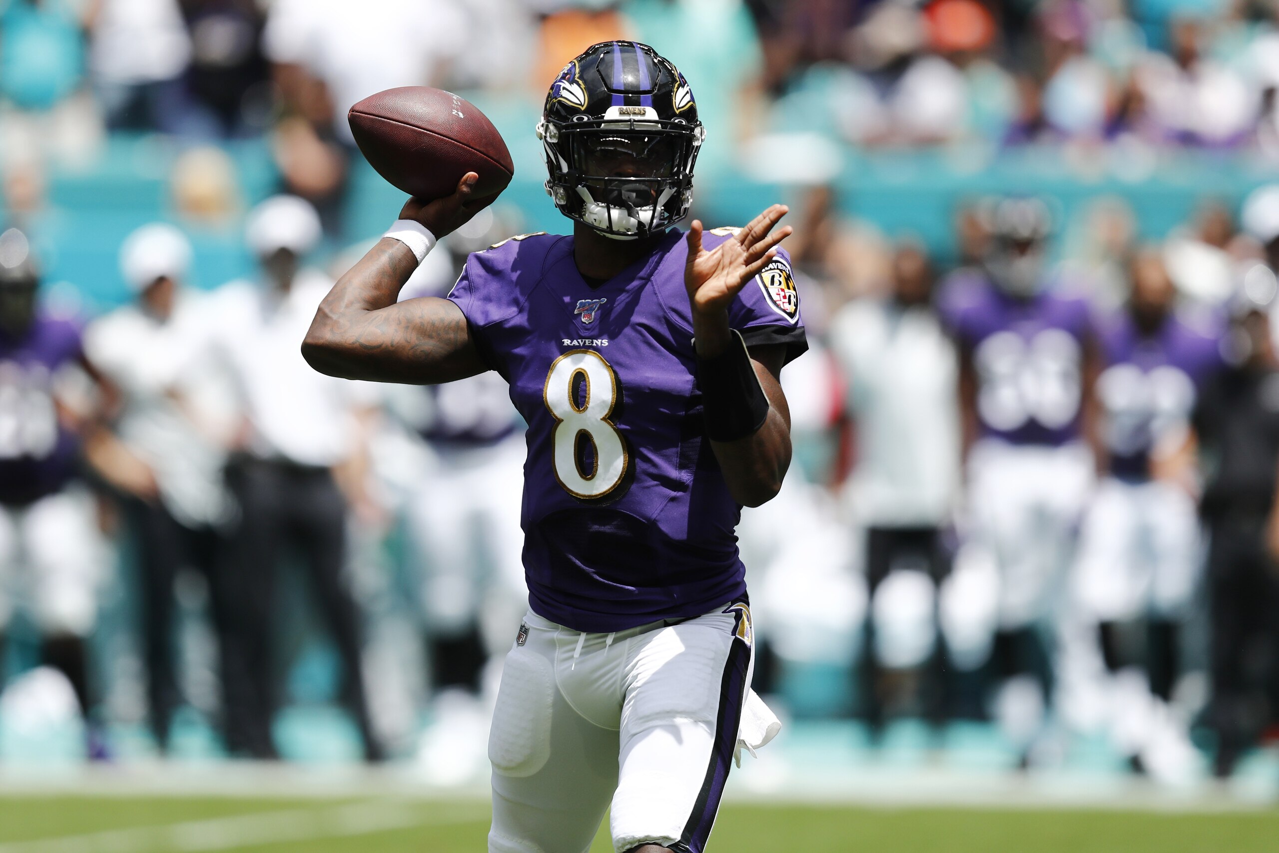 El quarterback de los Ravens de Baltimore, Lamar Jackson (8), lanza un pase durante la primera mitad de un juego de la NFL contra los Dolphins de Miami, el domingo 8 de septiembre de 2019, en Miami Gardens, Florida. (AP Foto/Brynn Anderson)