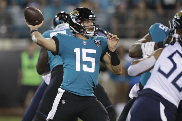 Gardner Minshew, quarterback de los Jaguars de Jacksonville, lanza un pase en el encuentro ante los Titans de Tennessee, el jueves 19 de septiembre de 2019 (AP Foto/Chris O'Meara)