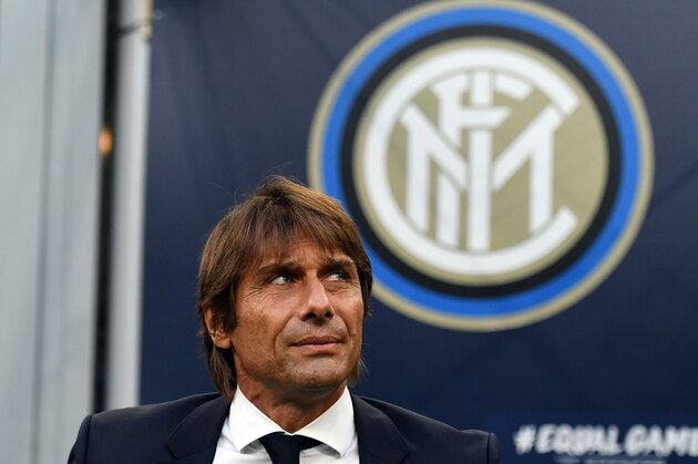 MILAN, ITALY - SEPTEMBER 17:  Antonio Conte head coach of FC Internazionale  looks on during the UEFA Champions League group F match between FC Internazionale and Slavia Praha at Giuseppe Meazza Stadium on September 17, 2019 in Milan, Italy.  (Photo by Alessandro Sabattini/Getty Images)