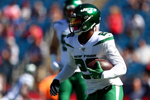 FOXBOROUGH, MASSACHUSETTS - SEPTEMBER 22: Le'Veon Bell #26 of the New York Jets warms up prior to the game against the New England Patriots at Gillette Stadium on September 22, 2019 in Foxborough, Massachusetts. (Photo by Adam Glanzman/Getty Images)