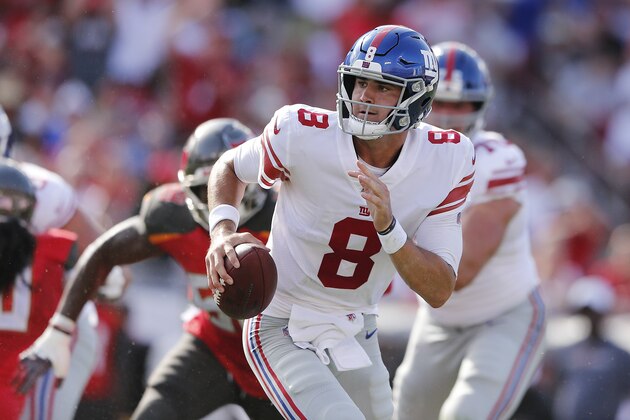 TAMPA, FLORIDA - SEPTEMBER 22:  Daniel Jones #8 of the New York Giants scrambles with the ball against the Tampa Bay Buccaneers during the second quarter at Raymond James Stadium on September 22, 2019 in Tampa, Florida. (Photo by Michael Reaves/Getty Images)