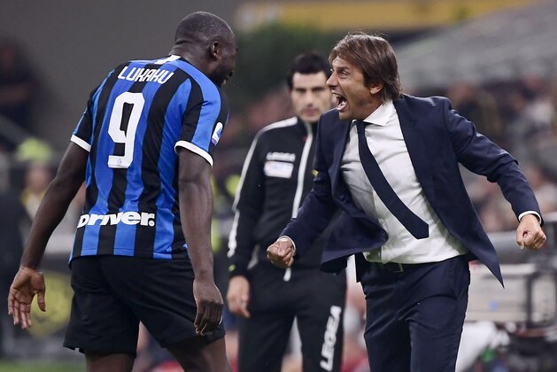 Inter Milan's Belgian forward Romelu Lukaku (L) celebrates with Inter Milan's Italian head coach Antonio Conte after scoring during the Italian Serie A football match AC Milan vs Inter Milan on September 21, 2019 at the San Siro stadium in Milan. (Photo by Marco Bertorello / AFP)        (Photo credit should read MARCO BERTORELLO/AFP/Getty Images)