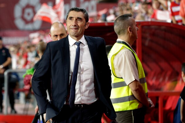 GRANADA, SPAIN - SEPTEMBER 21: Coach Ernesto Valverde of FC Barcelona  during the La Liga Santander  match between Granada v FC Barcelona at the Nuevo Estadio de Los Cármenes on September 21, 2019 in Granada Spain (Photo by Jeroen Meuwsen/Soccrates/Getty Images)