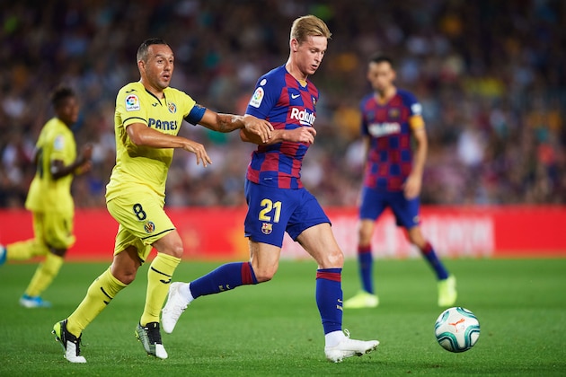 BARCELONA, SPAIN - SEPTEMBER 24: Frenkie De Jong of FC Barcelona conducts the ball under pressure from Santi Cazorla of Villarreal CF during the Liga match between FC Barcelona and Villarreal CF at Camp Nou on September 24, 2019 in Barcelona, Spain. (Photo by Alex Caparros/Getty Images)