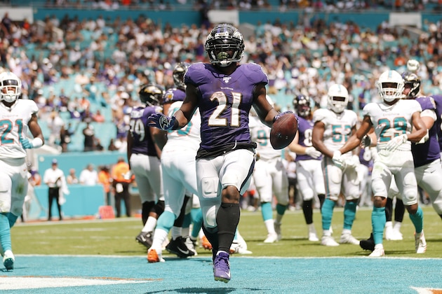MIAMI, FLORIDA - SEPTEMBER 08:  Mark Ingram #21 of the Baltimore Ravens runs into the end zone to score a touchdown against the Miami Dolphins during the second quarter at Hard Rock Stadium on September 08, 2019 in Miami, Florida. (Photo by Michael Reaves/Getty Images)