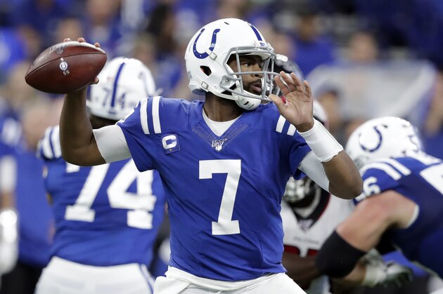 Jacoby Brissett, quarterback de los Colts de Indianápolis, lanza un pase en el encuentro del domingo 22 de septiembre de 2019, ante los Falcons de Atlanta (AP Foto/Michael Conroy)