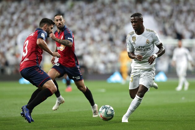 MADRID, SPAIN - SEPTEMBER 25: Vinicius Junior of Real Madrid CF competes for the ball with Raul Navas (L) of CA Osasuna during the Liga match between Real Madrid CF and CA Osasuna at Estadio Santiago Bernabeu on September 25, 2019 in Madrid, Spain. (Photo by Gonzalo Arroyo Moreno/Getty Images)