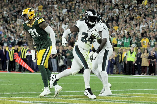 GREEN BAY, WISCONSIN - SEPTEMBER 26:  Jordan Howard #24 of the Philadelphia Eagles scores a touchdown in the second quarter against the Green Bay Packers at Lambeau Field on September 26, 2019 in Green Bay, Wisconsin. (Photo by Dylan Buell/Getty Images)