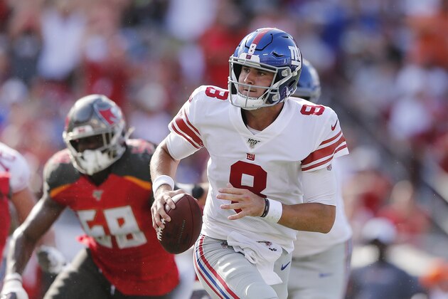 TAMPA, FLORIDA - SEPTEMBER 22:  Daniel Jones #8 of the New York Giants looks to pass against the Tampa Bay Buccaneers during the second quarter at Raymond James Stadium on September 22, 2019 in Tampa, Florida. (Photo by Michael Reaves/Getty Images)