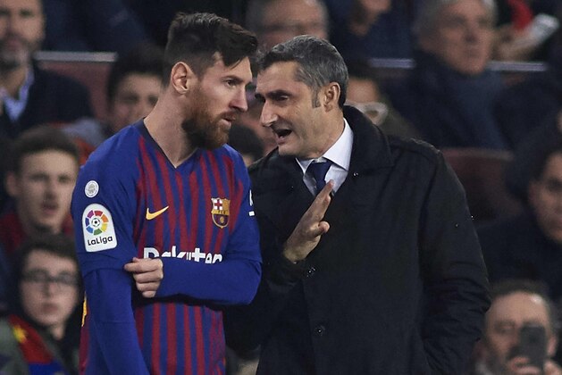 BARCELONA, SPAIN - FEBRUARY 06: Ernesto Valverde, Manager of FC Barcelona talks with Lionel Messi during the Copa del Rey Semi Final first leg match between FC Barcelona and Real Madrid at Nou Camp on February 06, 2019 in Barcelona, Spain. (Photo by Quality Sport Images/Getty Images)