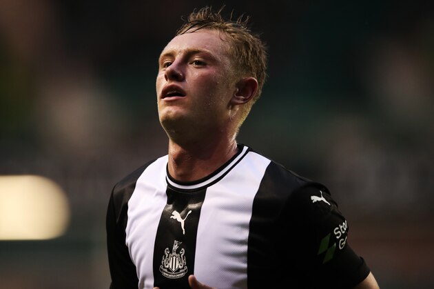 EDINBURGH, SCOTLAND - JULY 30: Sean Longstaff of Newcastle United is seen in action during the Pre-Season Friendly match between Hibernian and Newcastle United at Easter Road on July 30, 2019 in Edinburgh, Scotland. (Photo by Ian MacNicol/Getty Images)