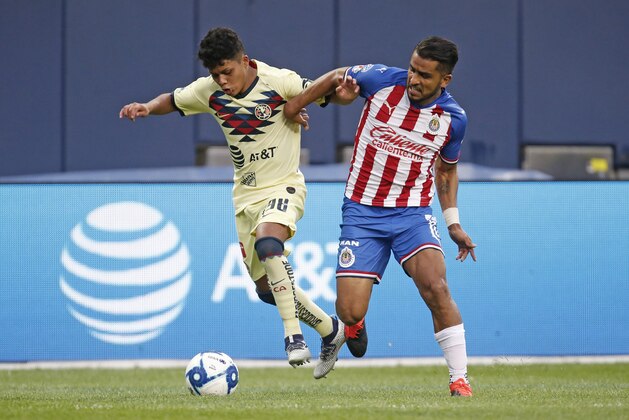 CHICAGO, ILLINOIS - SEPTEMBER 08: Palma Morrison #198 of Club America controls the ball in front of Miguel Ponce #16 of Chivas de Guadalajara during the Super Clasico game at Soldier Field on September 08, 2019 in Chicago, Illinois. (Photo by Nuccio DiNuzzo/Getty Images)