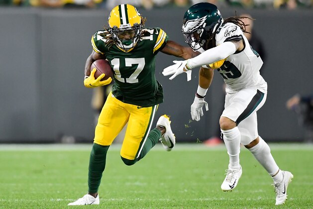 GREEN BAY, WISCONSIN - SEPTEMBER 26: Davante Adams #17 of the Green Bay Packers takes on Avonte Maddox #29 of the Philadelphia Eagles in the first quarter at Lambeau Field on September 26, 2019 in Green Bay, Wisconsin. (Photo by Quinn Harris/Getty Images)