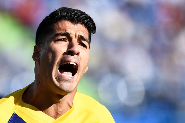 Barcelona's Uruguayan forward Luis Suarez gestures during the Spanish league football match between Getafe CF and FC Barcelona at the Col. Alfonso Perez stadium in Getafe on September 28, 2019. (Photo by OSCAR DEL POZO / AFP)        (Photo credit should read OSCAR DEL POZO/AFP/Getty Images)