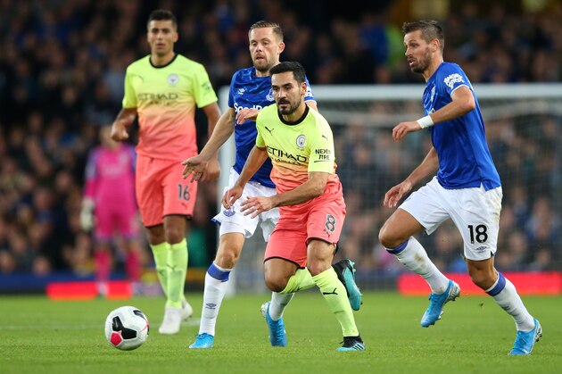 LIVERPOOL, ENGLAND - SEPTEMBER 28: Ilkay Gundogan of Manchester City runs with the ball under pressure by Morgan Schneiderlin of Everton (R) during the Premier League match between Everton FC and Manchester City at Goodison Park on September 28, 2019 in Liverpool, United Kingdom. (Photo by Alex Livesey/Getty Images)