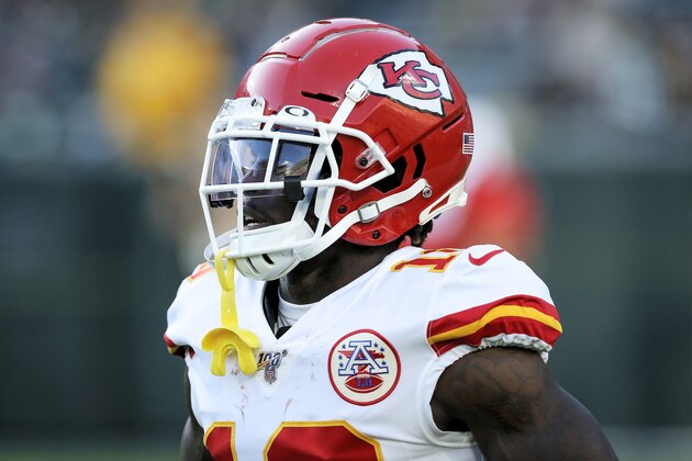 GREEN BAY, WISCONSIN - AUGUST 29:  Tyreek Hill #10 of the Kansas City Chiefs warms up before a preseason game against the Green Bay Packers at Lambeau Field on August 29, 2019 in Green Bay, Wisconsin. (Photo by Dylan Buell/Getty Images)