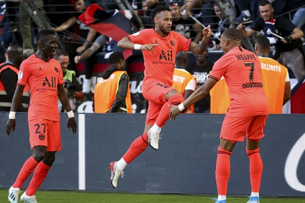 BORDEAUX, FRANCE - SEPTEMBER 28:  Neymar Jr of PSG celebrates his winning goal with Idrissa Gueye and Kylian Mbappe during the Ligue 1 match between FC Girondins de Bordeaux and Paris Saint-Germain (PSG) at Stade Matmut Atlantique on September 28, 2019 in Bordeaux, France. (Photo by Jean Catuffe/Getty Images)