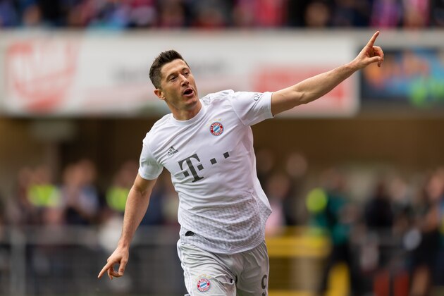 PADERBORN, GERMANY - SEPTEMBER 28: Robert Lewandowski of Bayern Muenchen celebrates after scoring his team's third goal during the Bundesliga match between SC Paderborn 07 and FC Bayern Muenchen at Benteler Arena on September 28, 2019 in Paderborn, Germany. (Photo by TF-Images/Getty Images)
