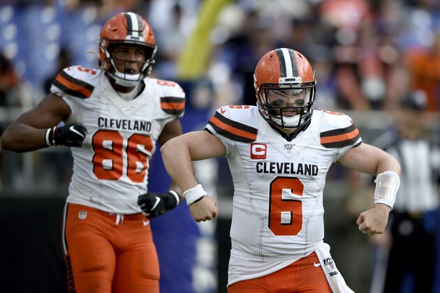 Baker Mayfield (6), quarterback de los Browns de Cleveland, festeja tras realizar una jugada ante los Ravens de Baltimore en el encuentro del domingo 29 de septiembre de 2019 (AP Foto/Gail Burton)