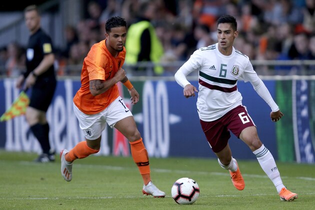 DOETICHEM, NETHERLANDS - MAY 31: (L-R) Justin Kluivert of Holland U21, Erick Aguirre of Mexico U21  during the    match between Holland U21 v Mexico U21 at the De Vijverberg on May 31, 2019 in Doetichem Netherlands (Photo by Peter Lous/Soccrates/Getty Images)