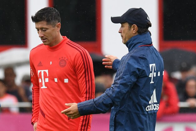 Bayern Munich's Croatian headcoach Niko Kovac (R) talks with Bayern Munich's Polish forward Robert Lewandowski during a training session at the team's training ground in Munich, southern Germany on August 20, 2019. (Photo by Christof STACHE / AFP)        (Photo credit should read CHRISTOF STACHE/AFP/Getty Images)