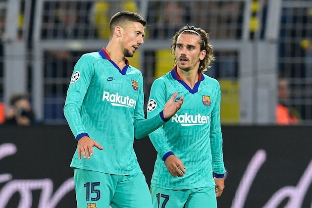 Barcelona's Dutch midfielder Frenkie De Jong, Barcelona's French defender Clement Lenglet, Barcelona's French forward Antoine Griezmann walk off the pitch after the UEFA Champions League Group F football match Borussia Dortmund v FC Barcelona in Dortmund, western Germany, on September 17, 2019. (Photo by John MACDOUGALL / AFP)        (Photo credit should read JOHN MACDOUGALL/AFP/Getty Images)
