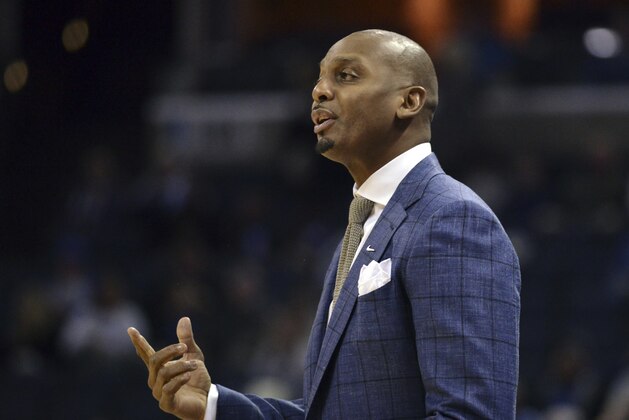 Memphis head coach Penny Hardaway calls to players in the first half of an NCAA college basketball game against Cincinnati Thursday, Feb. 7, 2019, in Memphis, Tenn. (AP Photo/Brandon Dill)